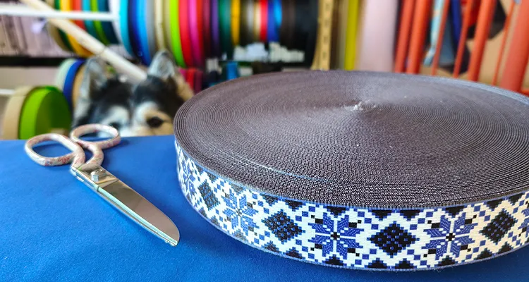 DIY-Material für Hundezubehör: Farbiges Gurtband, Stoffe, Karabiner und Ringe. Ideal zum Basteln von robusten Leinen und Hundehalsbändern.