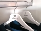 Preview: Kleiderbügel personalisiert mit Wunschgravur - weiß