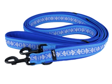 Preview: Verstellbare Hundeleine für große Hunde in Farbe hellblau mit zwei Karabinerhaken schwarz gepolstert mit Softshell royalblau und verziert mit mittelalterlichen Borte Fleur des Lis silber blau
