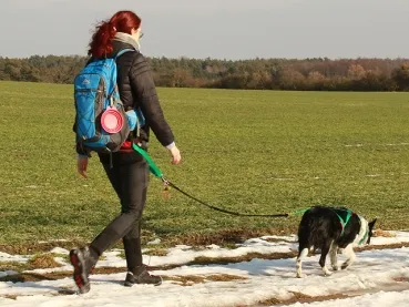 Ergonomischer Beckengurt für Menschen beim Wandern mit Hund – rückenschonende Haltung durch tiefen Sitz.