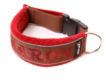 reflektierbares Hundehalsband braun mit Namen und Klickverschluss Fleece Polsterung rot