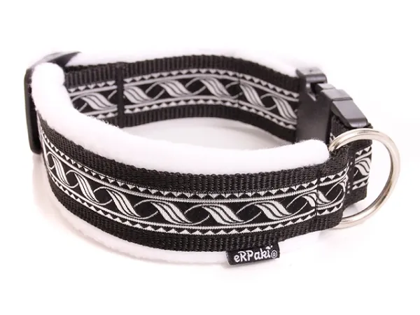 Hundehalsband mit Klickverschluss und Borte Mittelalter silber schwarz und weichem Polar Fleece weiß