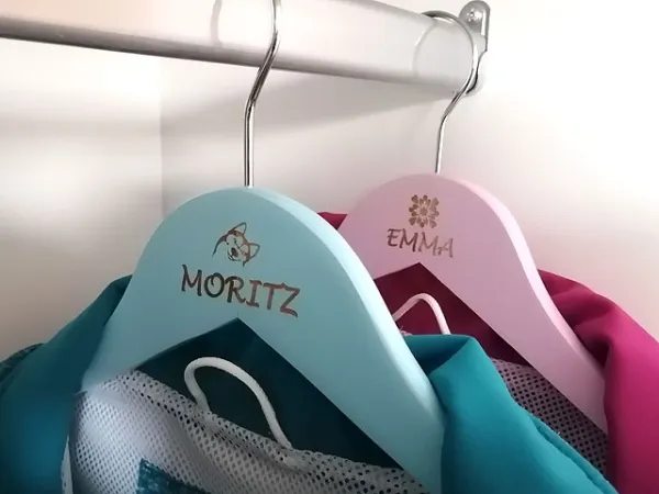 Kleiderbügel personalisiert mit Wunschgravur - Pastelfarben
